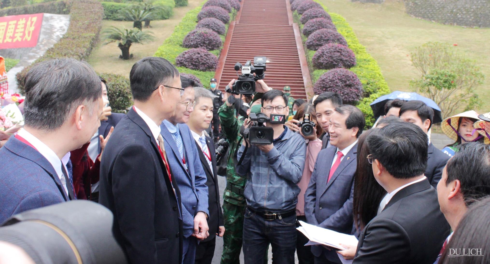 Phó Tổng cục trưởng Hà Văn Siêu chào và trao đổi với đại diện phía Trung Quốc tại cửa khẩu Hữu Nghị